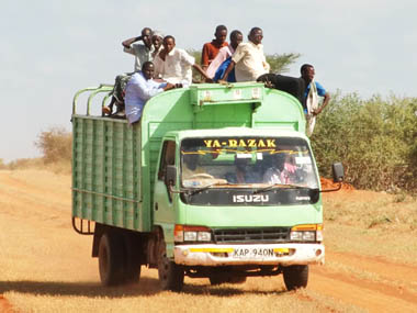 ケニア・ナイロビ方面へ向かう国境越えトラック